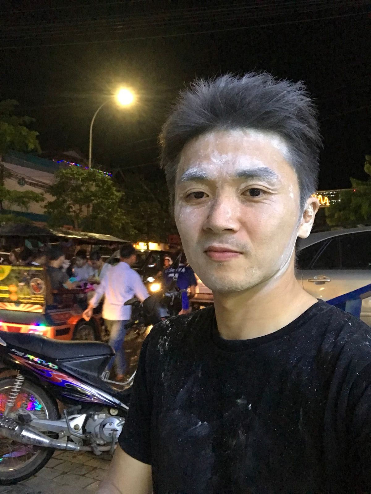 食事の後またもや街に繰り出し祭りに参加。
そして真っ白になる！