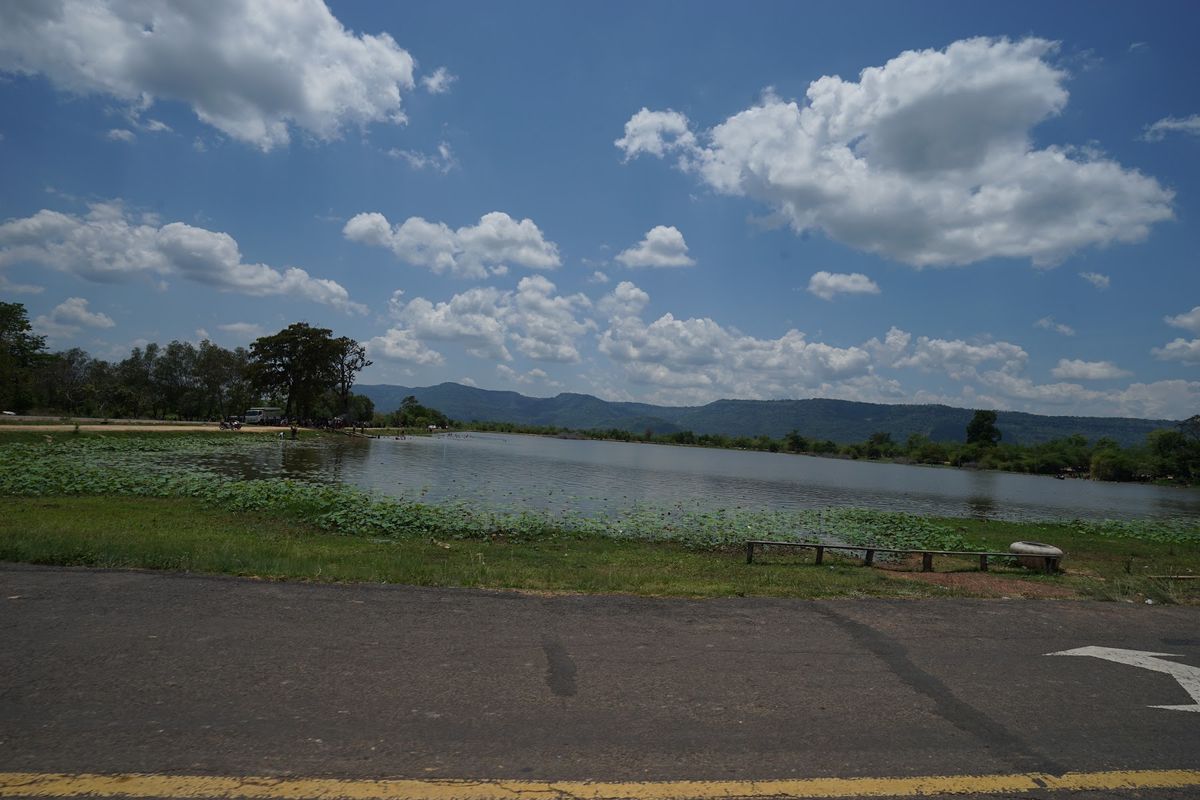 プレアヴィヒアの麓に到着。
ここからトラックのような車に乗り換え（四駆？）...