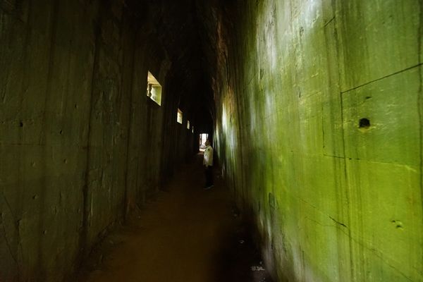 カンボジア・シェムリアップ「カンボジア アンコールワットとタイ国境への旅」の写真：ベンメリア遺跡を進むとトンネルがあったり...
