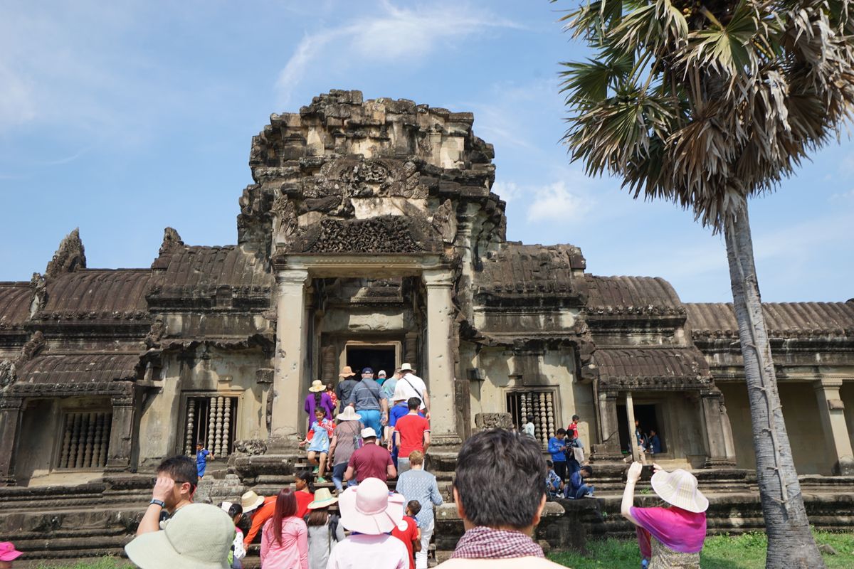 一休みしてアンコールワットへ！

この日は旧正月。
すごく混んでいた。
車...