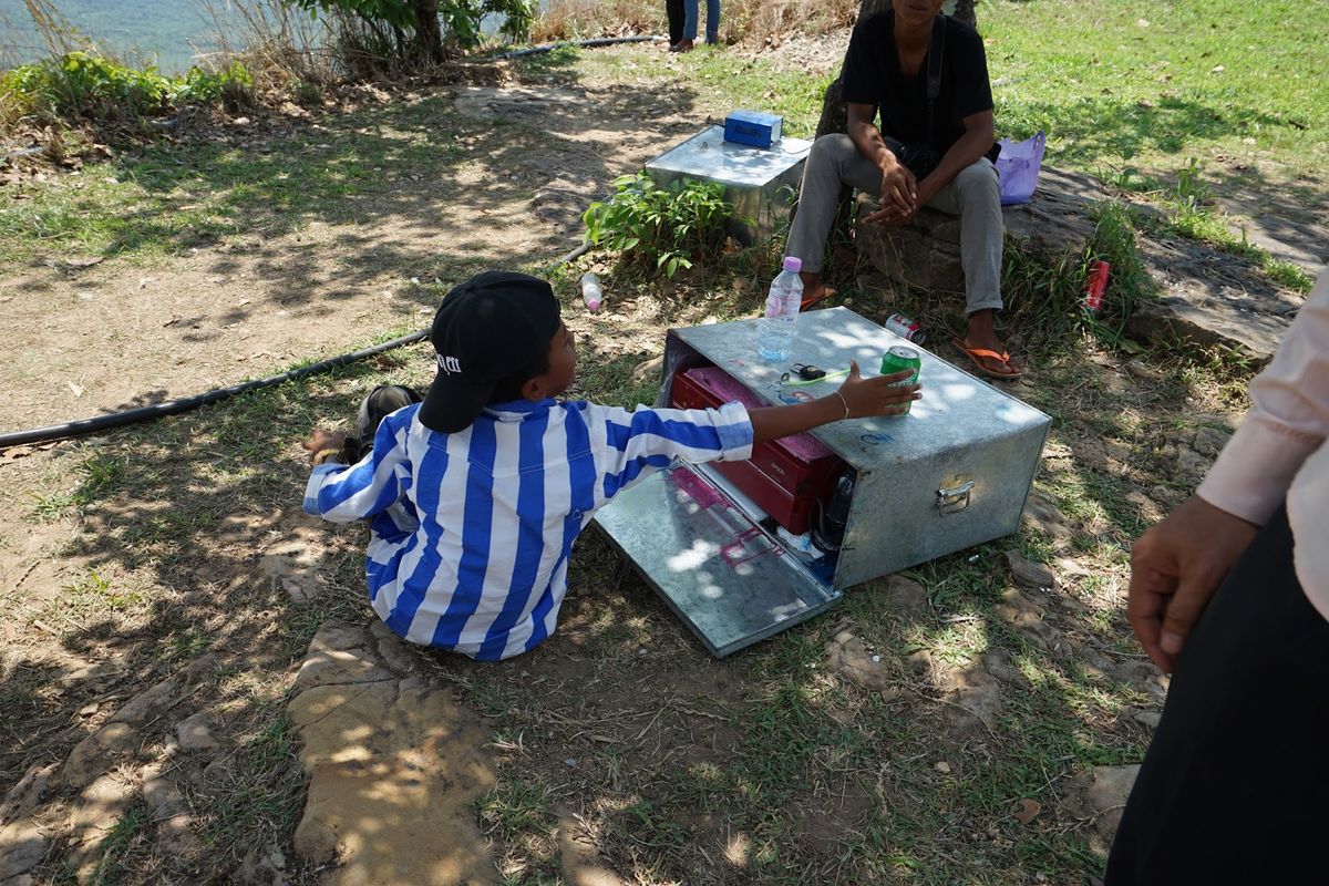 山を登っていくと遺跡が出てきます。遺跡はかなり破壊されています。タイとの紛...