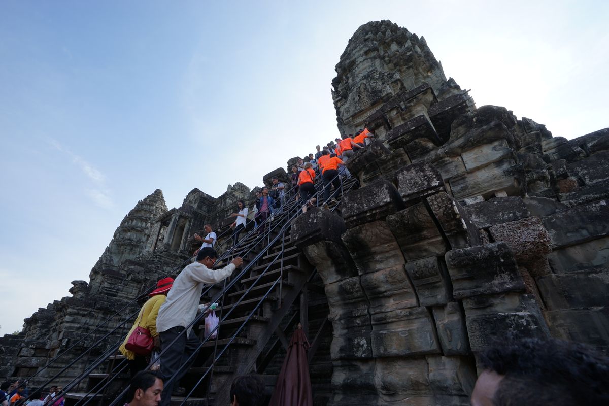 上まで登る。

かなり急な階段！

遠くの方で気球が見える

気球で見るの...
