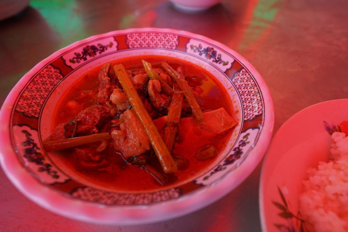 プレアヴィヒアへ行く途中でランチ。

足がリアル。
ハエがすごかった！