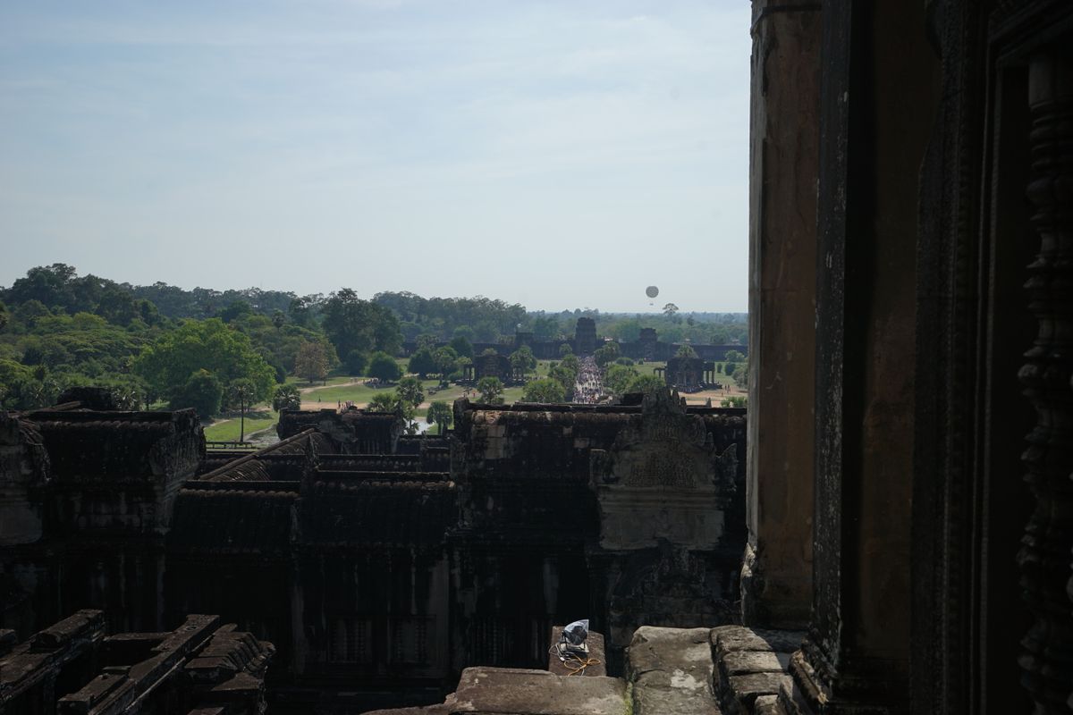 上まで登る。

かなり急な階段！

遠くの方で気球が見える

気球で見るの...
