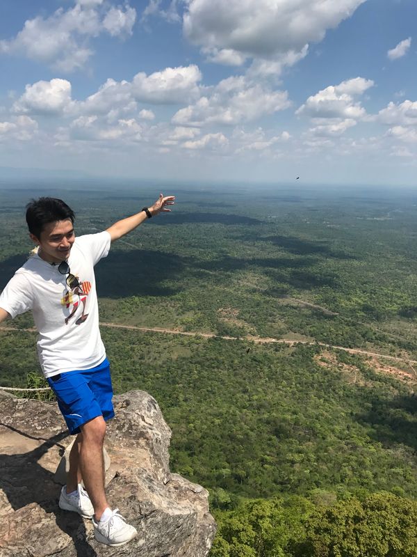 カンボジア・シェムリアップ「カンボジア アンコールワットとタイ国境への旅」の写真：落ちそう！笑