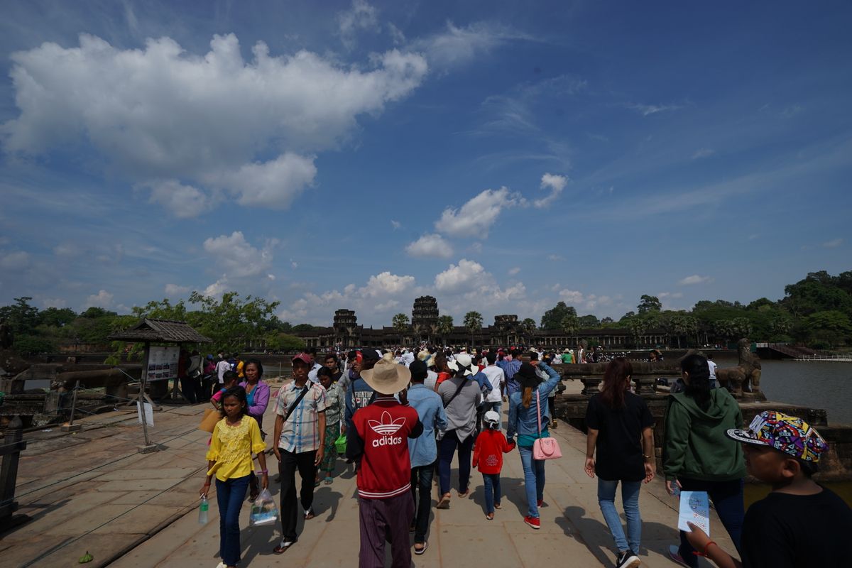 一休みしてアンコールワットへ！

この日は旧正月。
すごく混んでいた。
車...