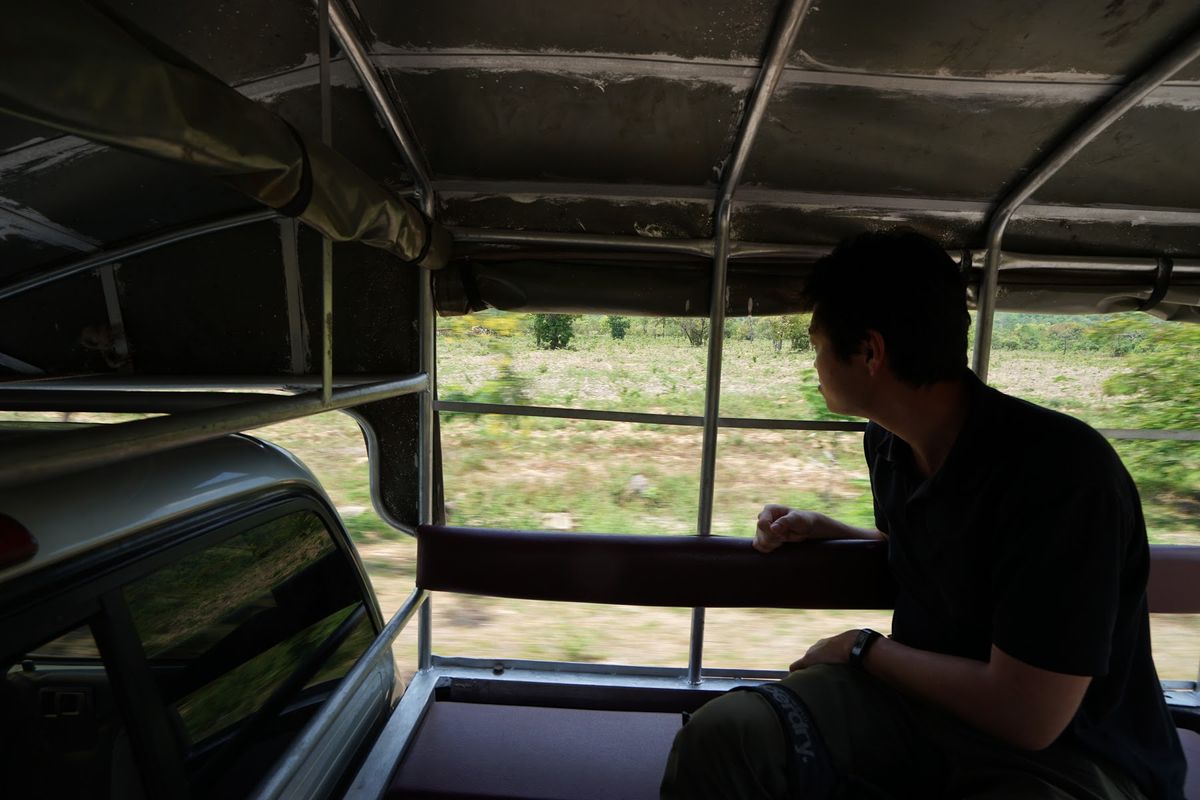 プレアヴィヒアの麓に到着。
ここからトラックのような車に乗り換え（四駆？）...