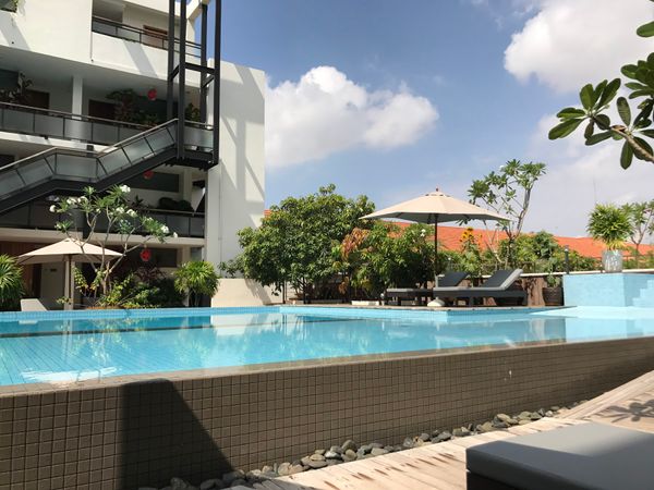 カンボジア・シェムリアップ「カンボジア アンコールワットとタイ国境への旅」の写真：翌日。帰国日。
ホテルのプールへ

この...