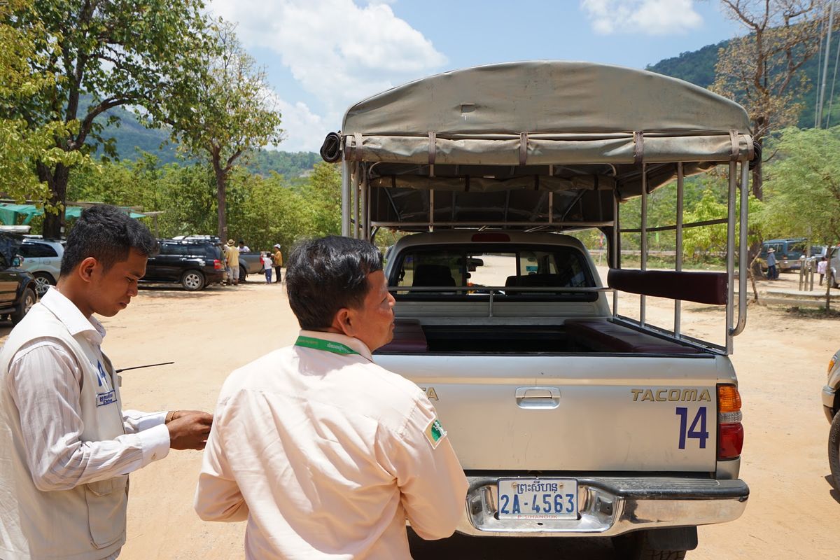 プレアヴィヒアの麓に到着。
ここからトラックのような車に乗り換え（四駆？）...