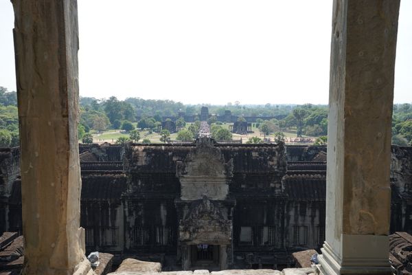 カンボジア・シェムリアップ「カンボジア アンコールワットとタイ国境への旅」の写真：上まで登る。

かなり急な階段！

遠く...