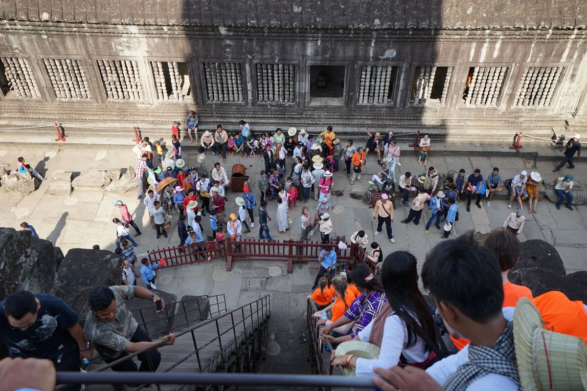 上まで登る。

かなり急な階段！

遠くの方で気球が見える

気球で見るの...