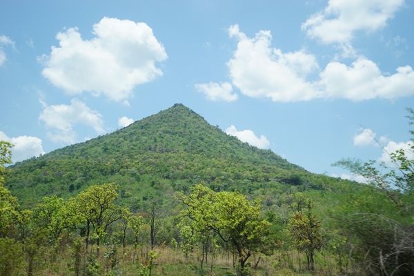 カンボジア・シェムリアップ「カンボジア アンコールワットとタイ国境への旅」の写真：プレアヴィヒアの麓に到着。
ここからトラ...