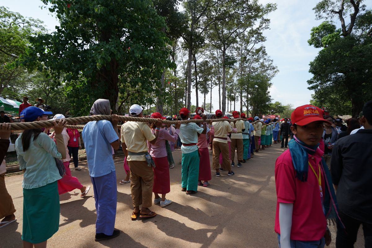 一休みしてアンコールワットへ！

この日は旧正月。
すごく混んでいた。
車...