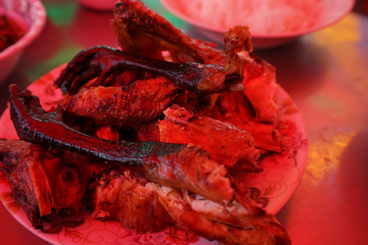 プレアヴィヒアへ行く途中でランチ。

足がリアル。
ハエがすごかった！