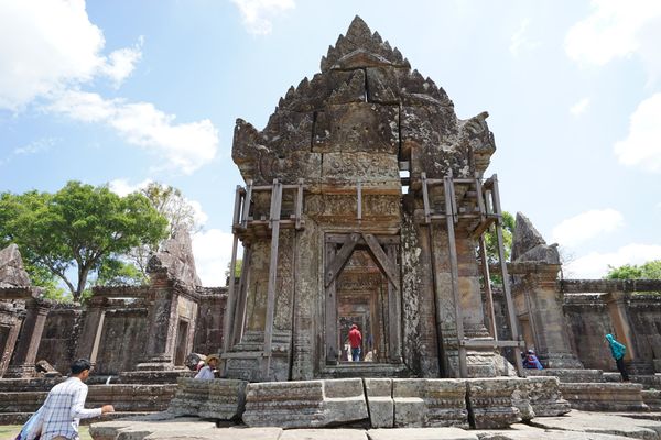 カンボジア・シェムリアップ「カンボジア アンコールワットとタイ国境への旅」の写真：山を登っていくと遺跡が出てきます。遺跡は...