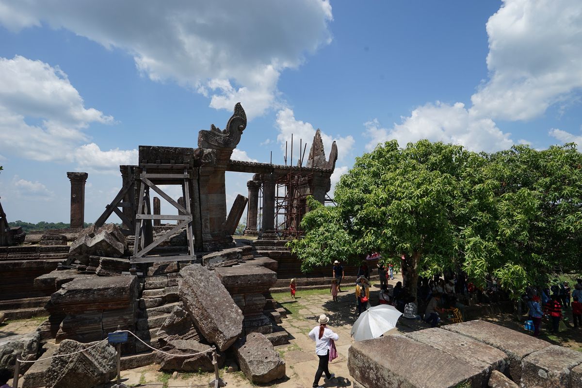 山を登っていくと遺跡が出てきます。遺跡はかなり破壊されています。タイとの紛...