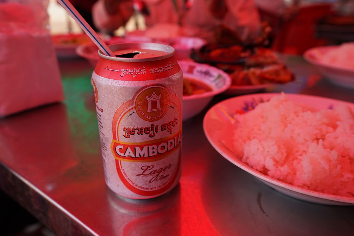 プレアヴィヒアへ行く途中でランチ。

足がリアル。
ハエがすごかった！