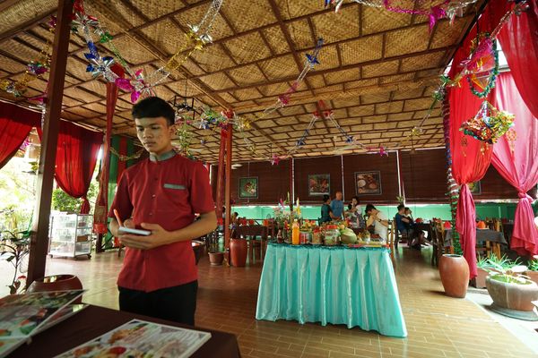 カンボジア・シェムリアップ「カンボジア アンコールワットとタイ国境への旅」の写真：お昼を食べにトゥクトゥクで目的のレストラ...