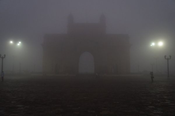 インド「インド」の写真：ムンバイ　霧の早朝インド門、タージマハルホテル