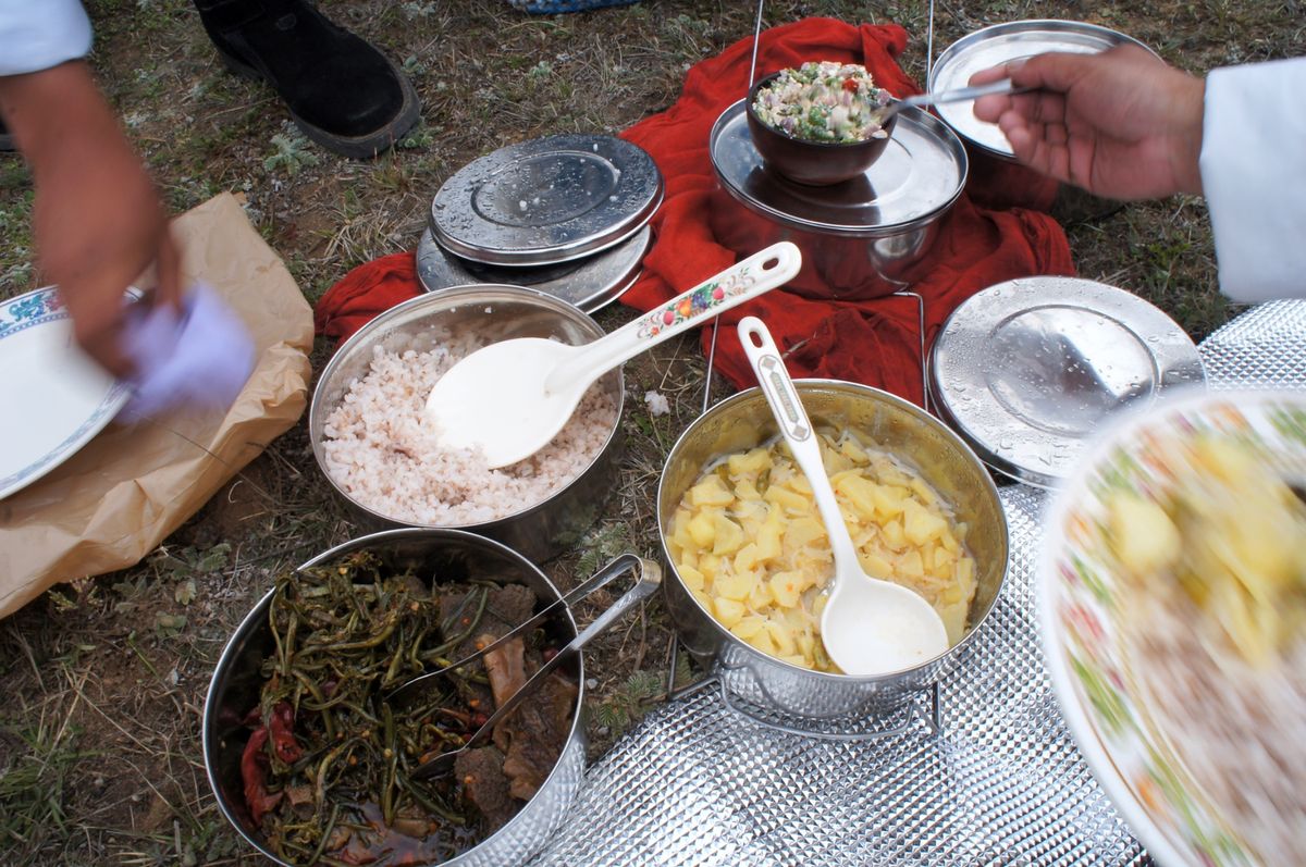 お寺ではお祭りの準備。
丘でお弁当ランチ。