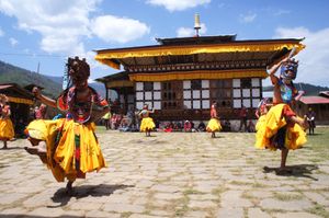 幸せの国の有名なお寺、ジャンベ・ラカンで四葉のクローバーを発見。
春祭りと...