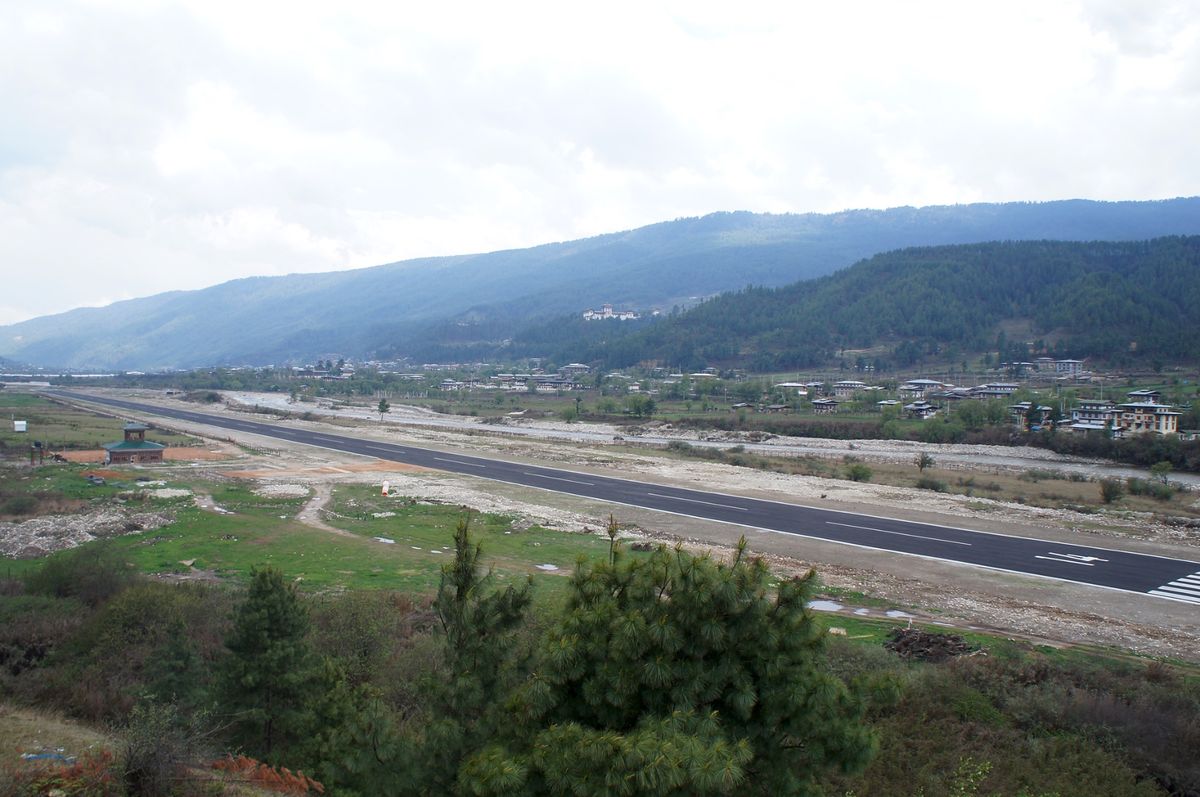 ブムタン。
橋にかかる旗ルンタ、パッパラタン空港、ジャンベ・ラカンの中では...