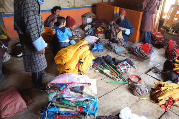 ブータン「ブータン」の写真：お寺ではお祭りの準備。
丘でお弁当ランチ。