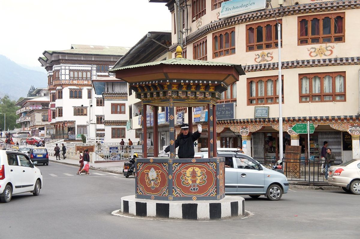 ティンプー、有名な手信号
パロの空港もブータン調デザイン