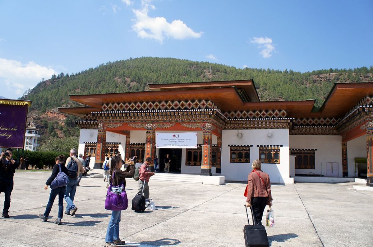 ティンプー、有名な手信号
パロの空港もブータン調デザイン