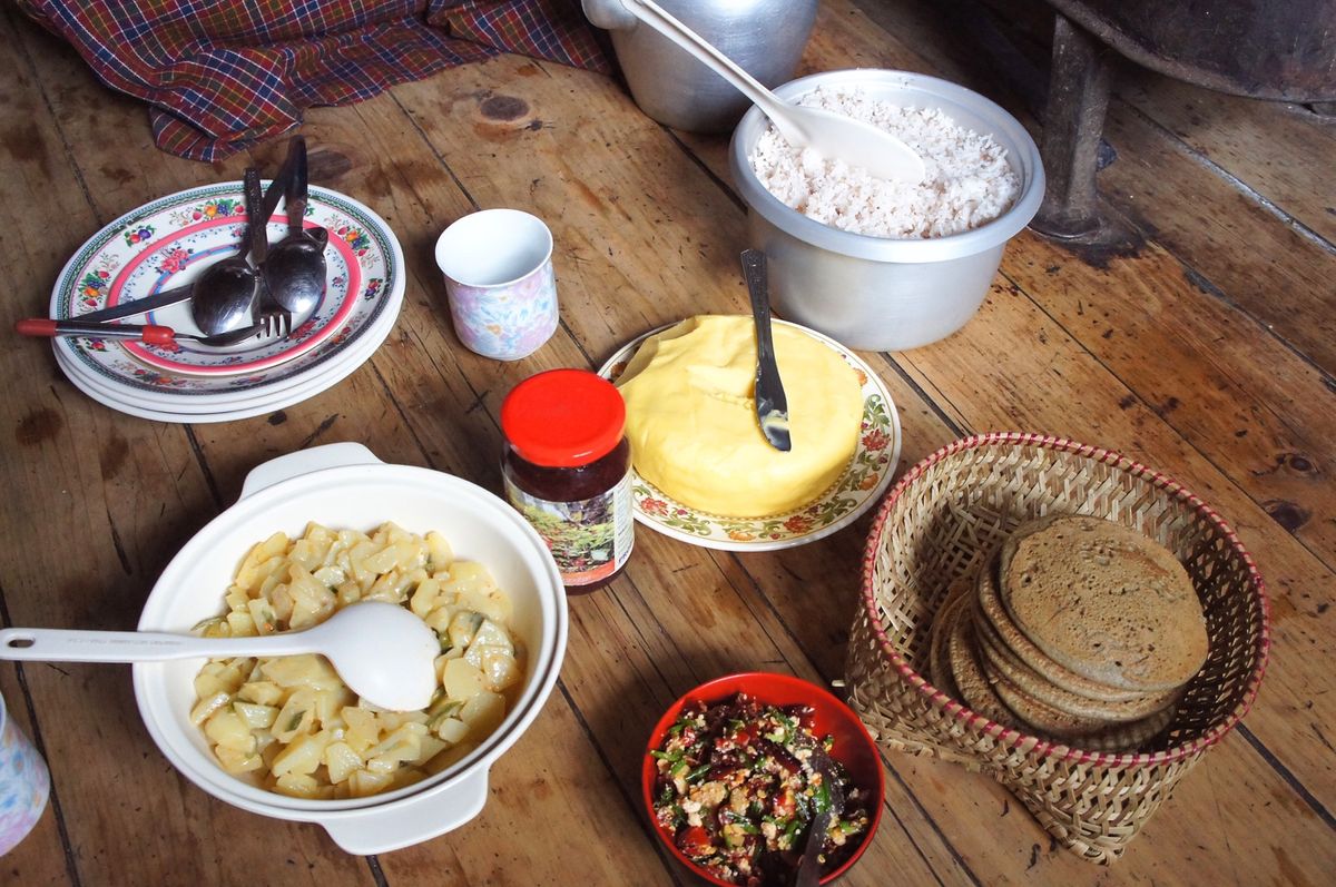 牛の搾乳。
朝食はご飯、蕎麦粉パン、唐辛子と野菜とチーズを和えたエゼ、自家...