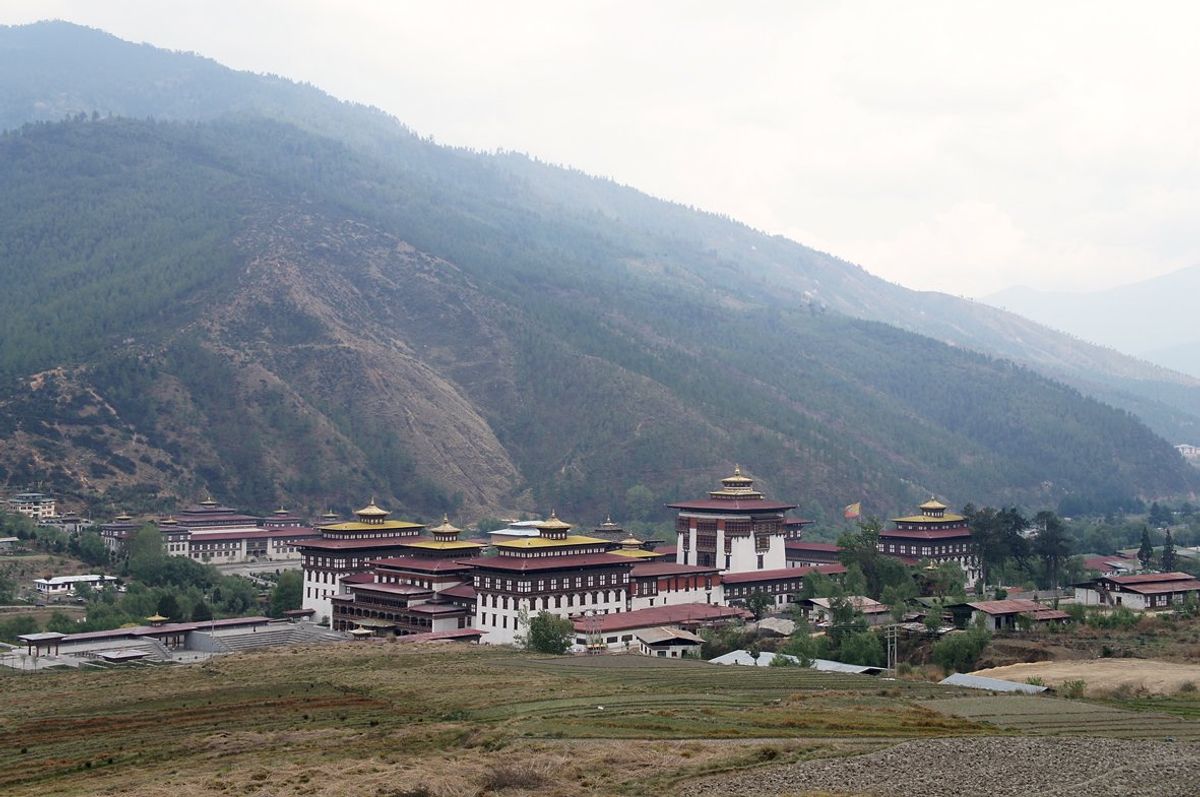 王宮、バター茶、ブータンビールとお昼ご飯