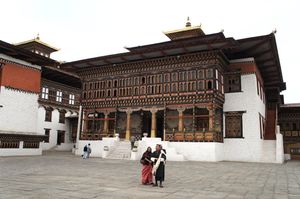 ティンプー、夕食、蕎麦を使った餃子など
役所件お寺のゾン