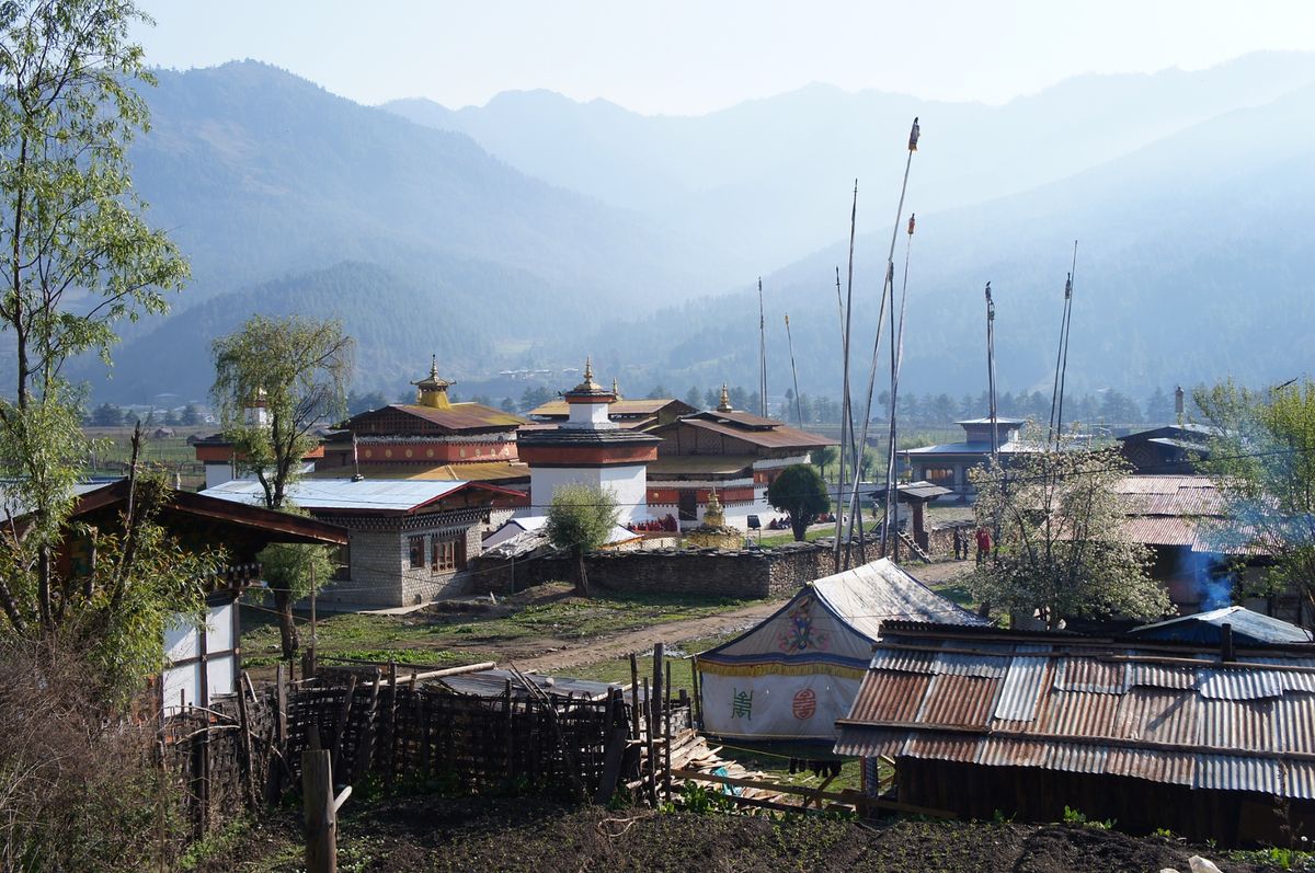ブムタン。
橋にかかる旗ルンタ、パッパラタン空港、ジャンベ・ラカンの中では...