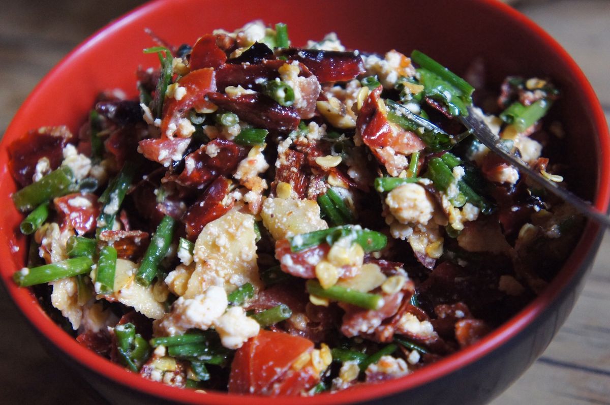 牛の搾乳。
朝食はご飯、蕎麦粉パン、唐辛子と野菜とチーズを和えたエゼ、自家...
