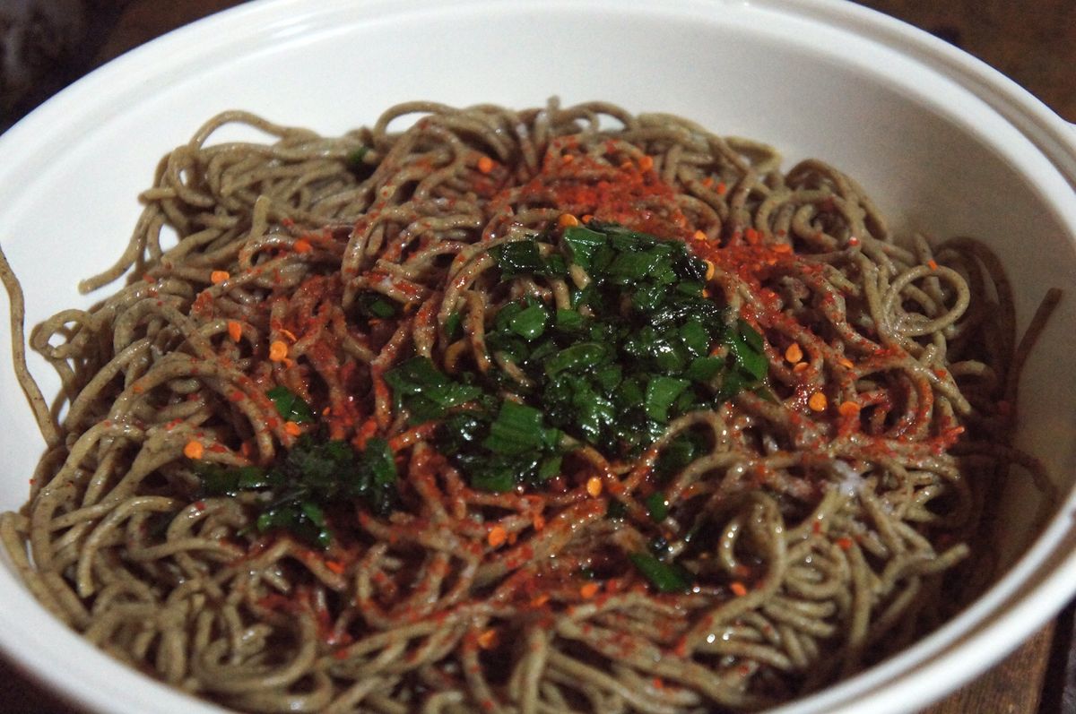 蕎麦のお料理が完成。フライパンで炒めた蕎麦炒めです。
流石ブータン、こちら...