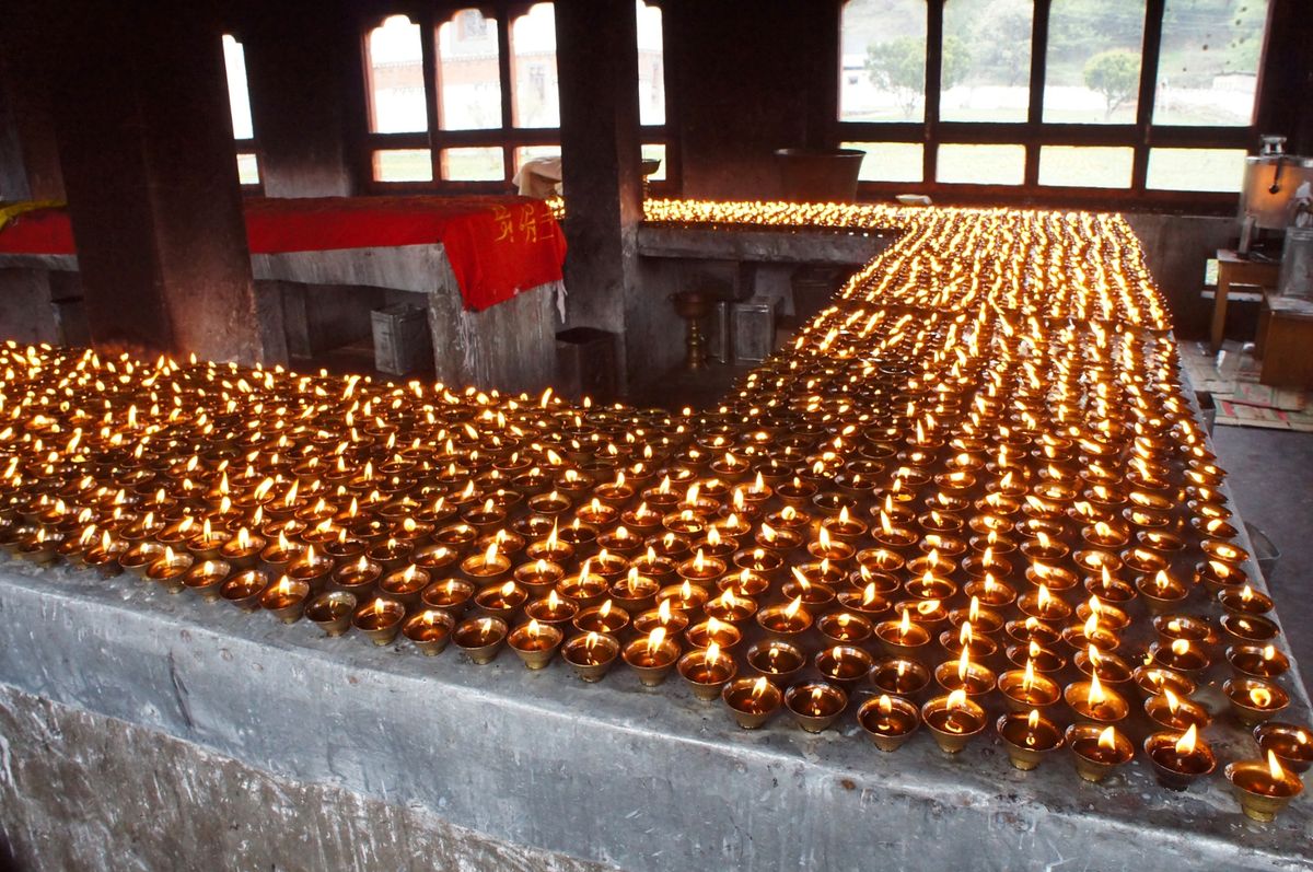 ブムタン。
橋にかかる旗ルンタ、パッパラタン空港、ジャンベ・ラカンの中では...