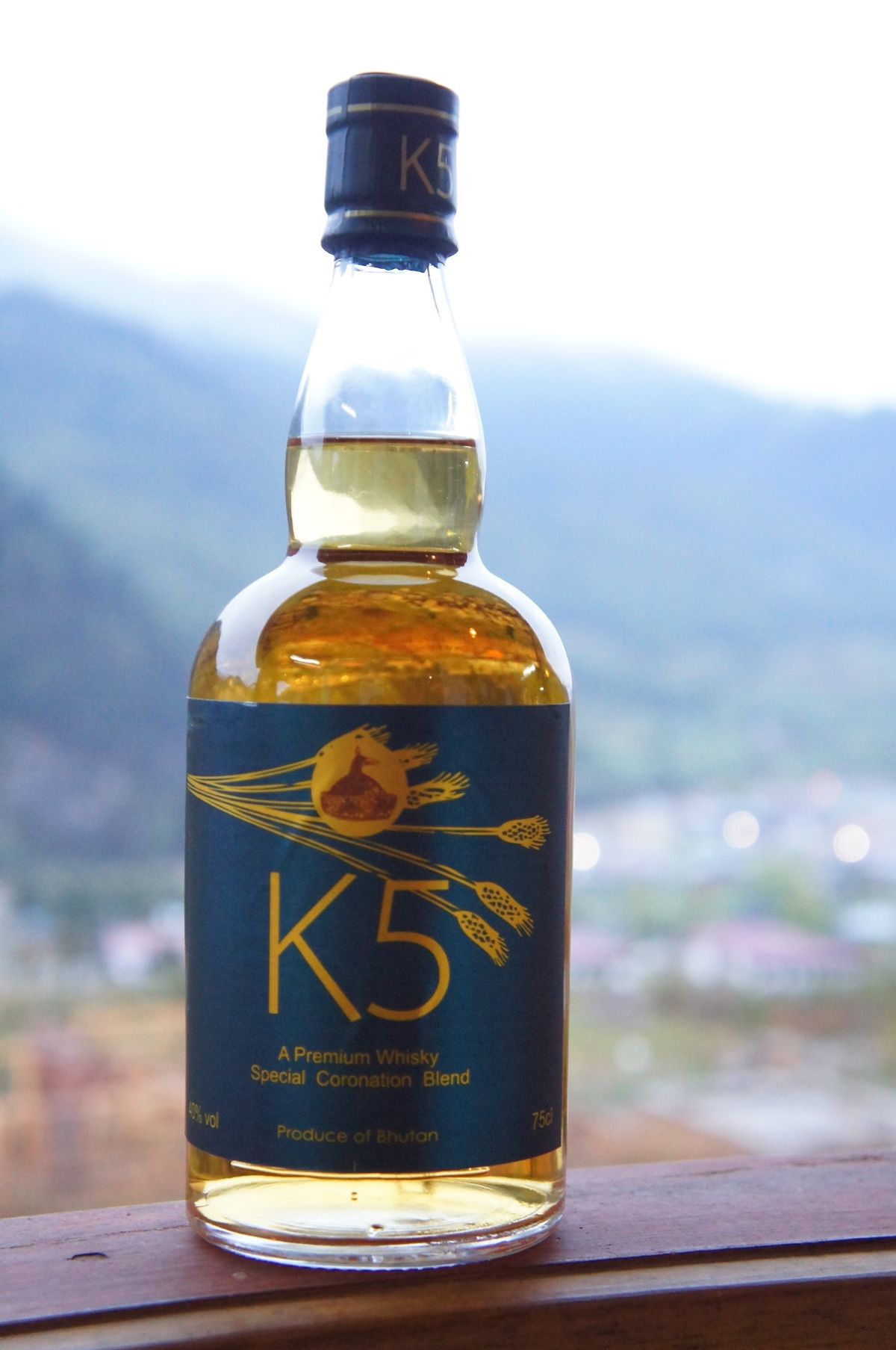 ハ。
寒いのでブータンウイスキーと唐辛子で温まる。