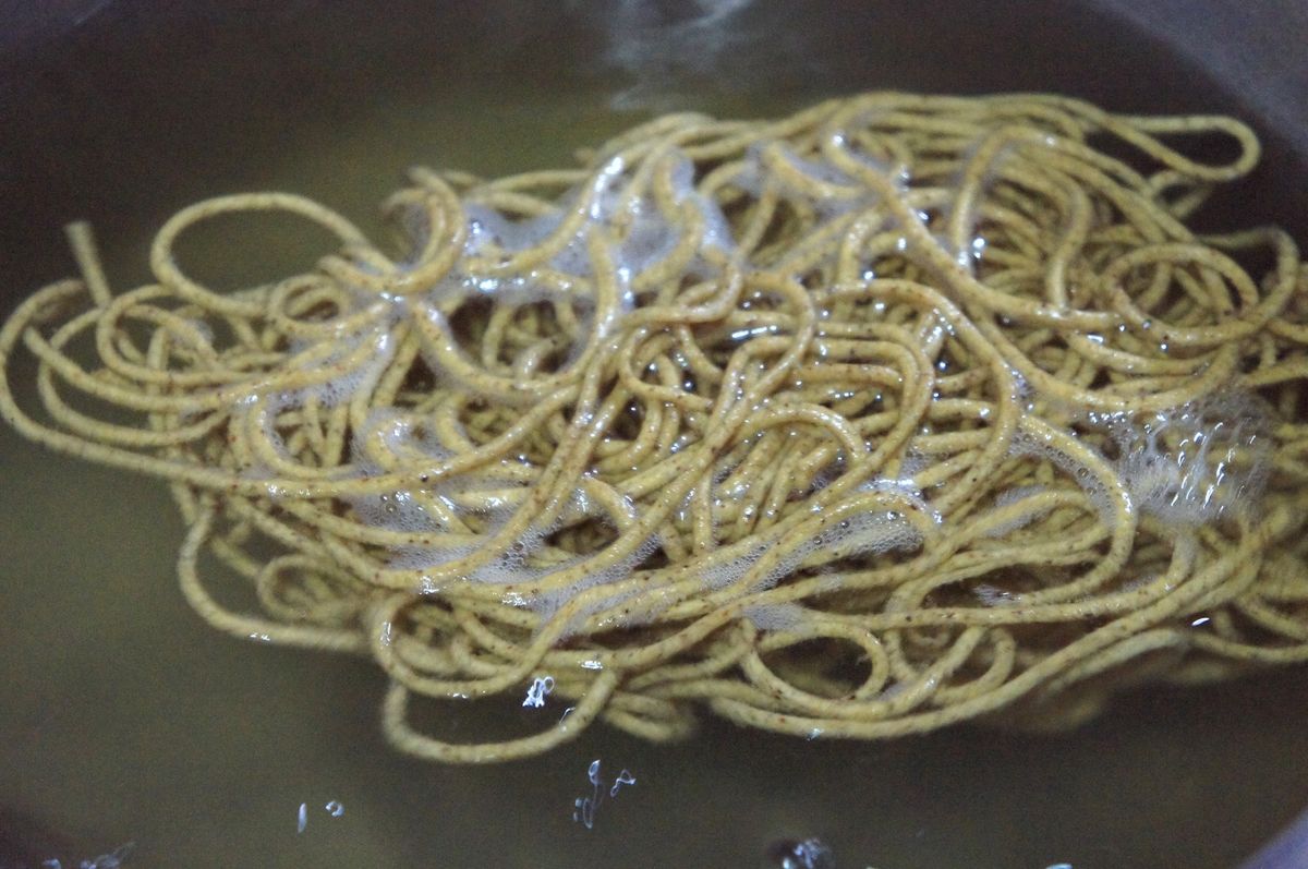 蕎麦作りも見学。
日本と違いトコロテン方式。
流石ブータン、こちらにも唐辛...