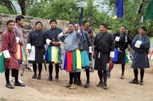 幸せの国の有名なお寺、ジャンベ・ラカンで四葉のクローバーを発見。
春祭りと...