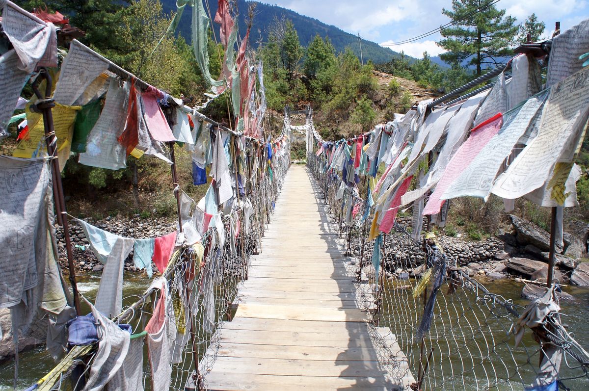 ブムタン。
橋にかかる旗ルンタ、パッパラタン空港、ジャンベ・ラカンの中では...