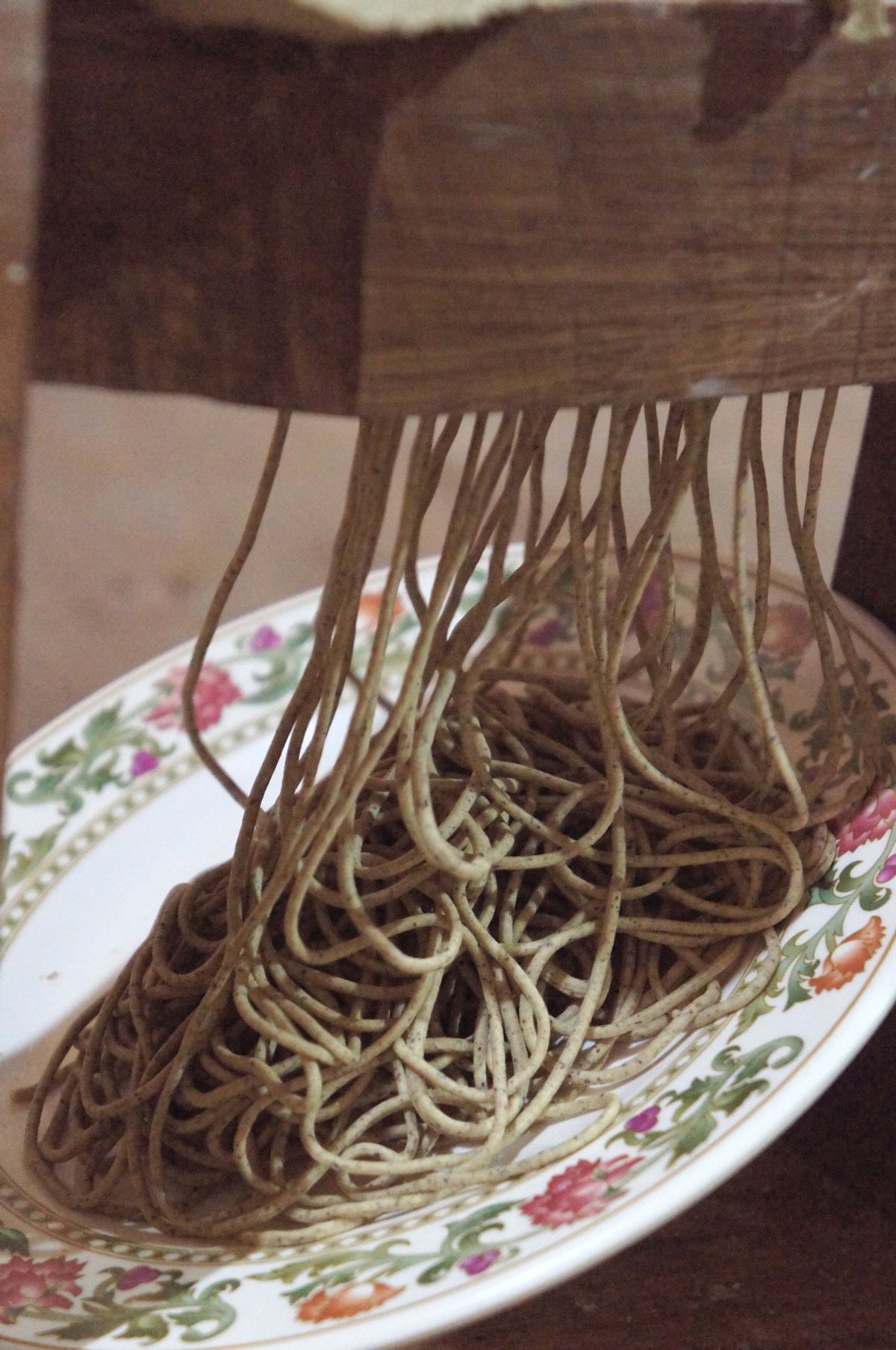 蕎麦作りも見学。
日本と違いトコロテン方式。
流石ブータン、こちらにも唐辛...