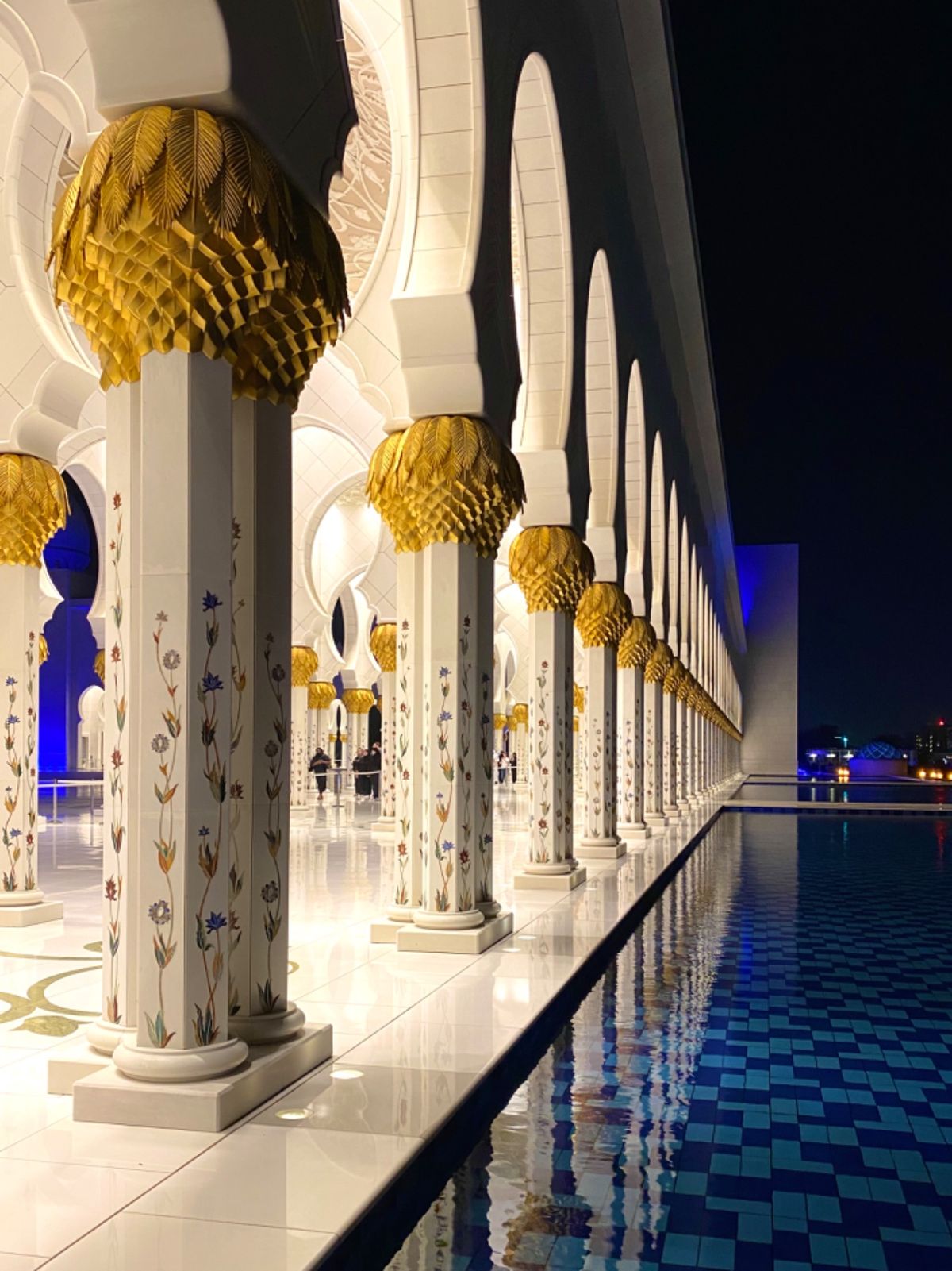 シェイク・ザイード・グランドモスク

風がなかったから
鏡張りみたいになっ...