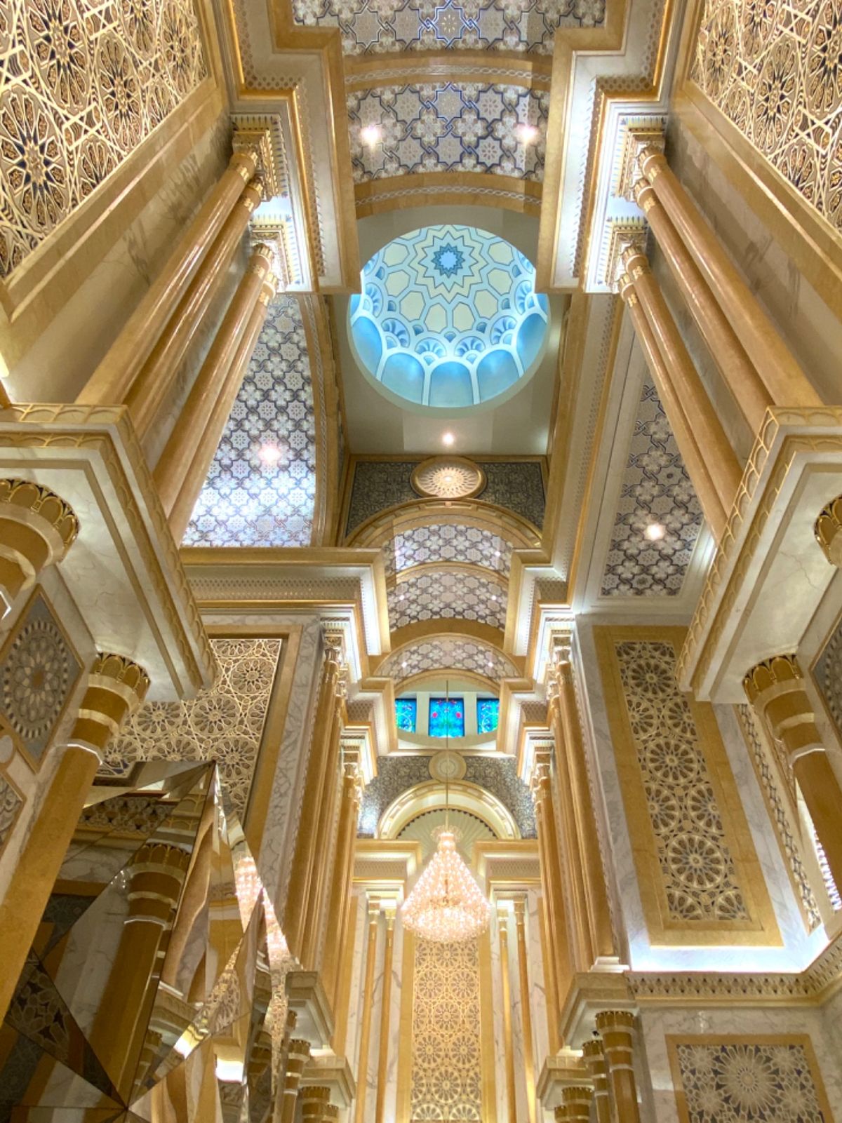 UAE Presidential Palace

天井が美しすぎて上ばかり...