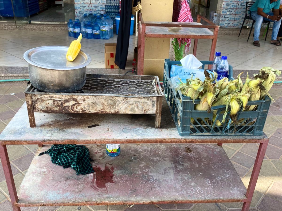 サンドバギーの横にはショップがズラり
砂漠用ピクニックのグッズが
どばっと...