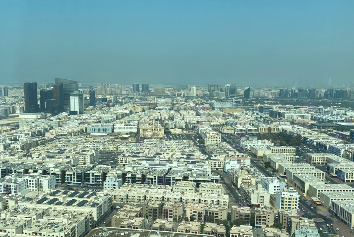 ドバイフレームの展望台からの眺め
白い街並みは旧市街

窓の反射がなければ...