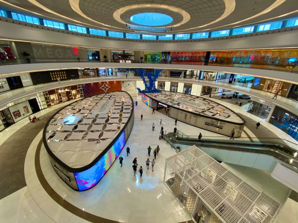 アラブ首長国連邦・ドバイ「新型コロナウイルスの影響で急遽行先変更😂」の写真：ドバイモールの中
ヴィトンだけ店舗の形が...