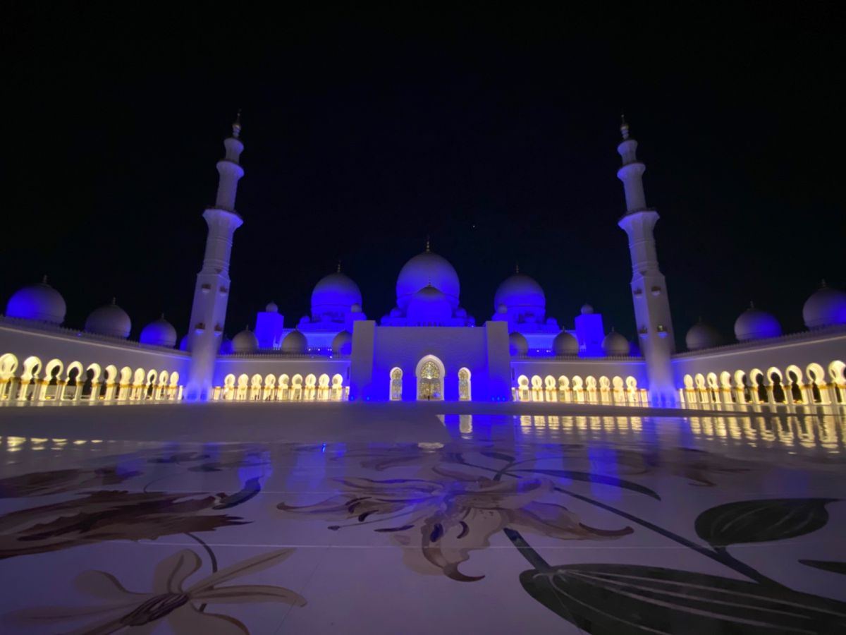 シェイク・ザイード・グランドモスク

中は人でいっぱいだけど、
ちゃんと撮...