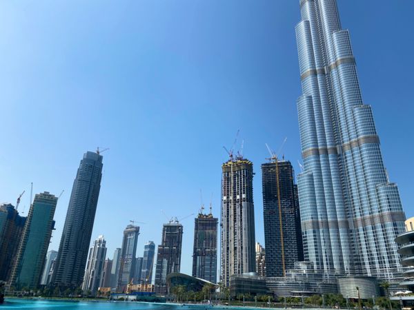 アラブ首長国連邦・ドバイ「新型コロナウイルスの影響で急遽行先変更😂」の写真：ドバイ噴水とブルジュハリファ
いやぁ、で...