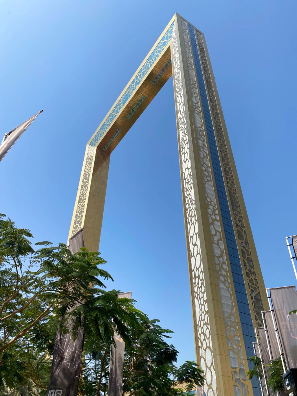 割と新しい観光スポットらしいドバイフレームへ
近くからみると本当に大きい！...