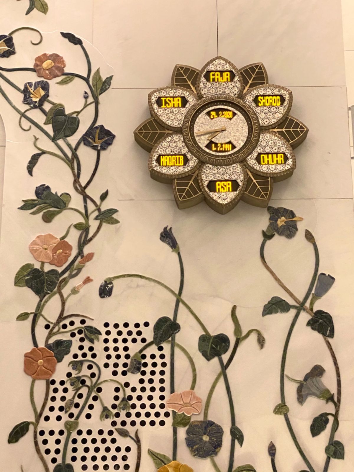 シェイク・ザイード・グランドモスク

シャンデリア可愛い！
絨毯のカラーと...